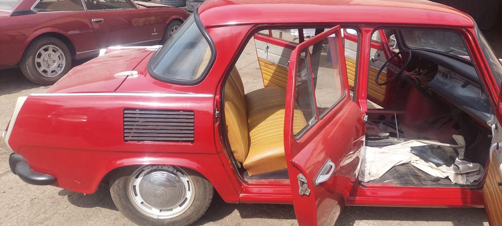 Interiér a boční pohled na veterán Škoda 1000 MB
