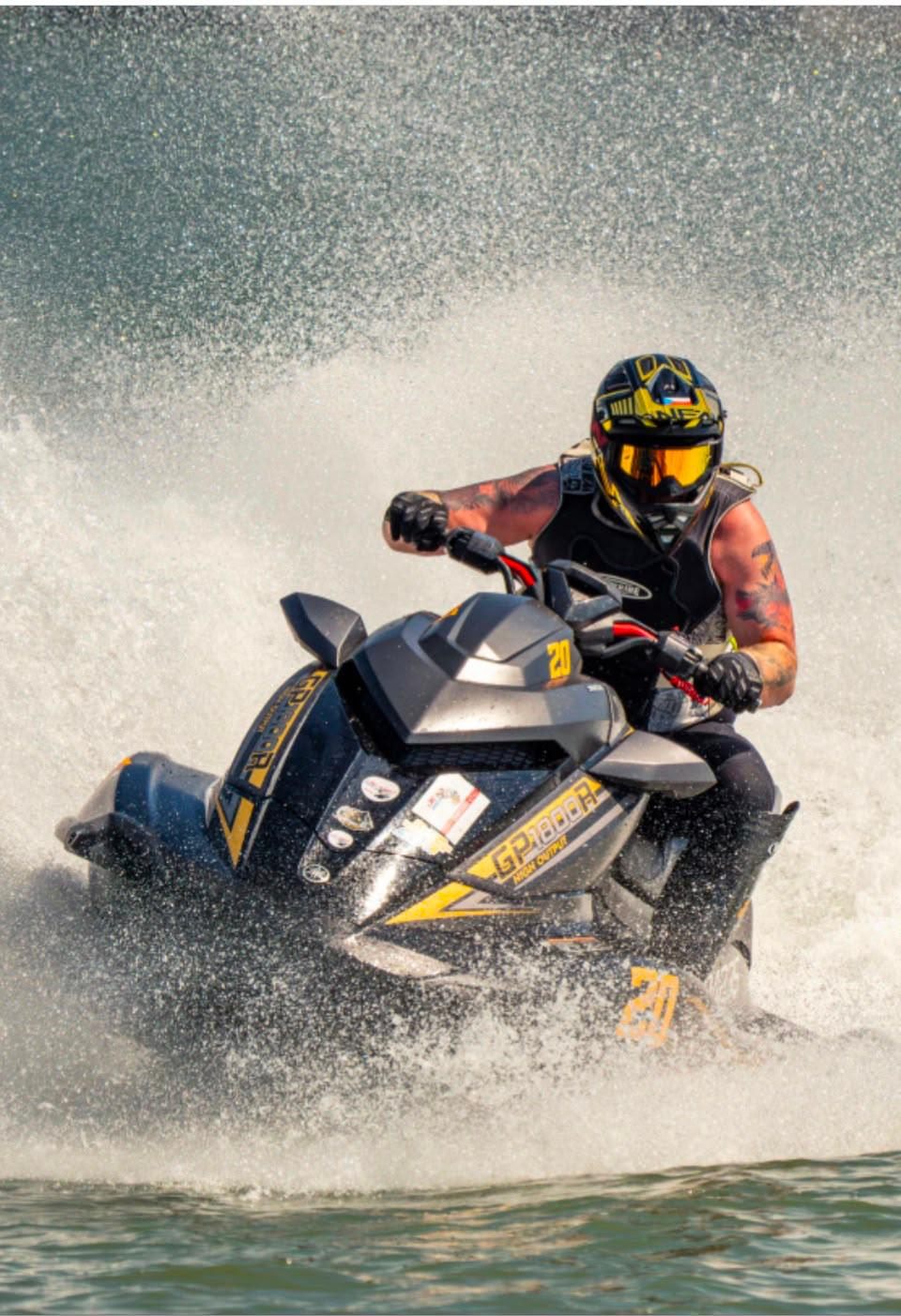 Vodní skútr Yamaha GP1800 při jízdě